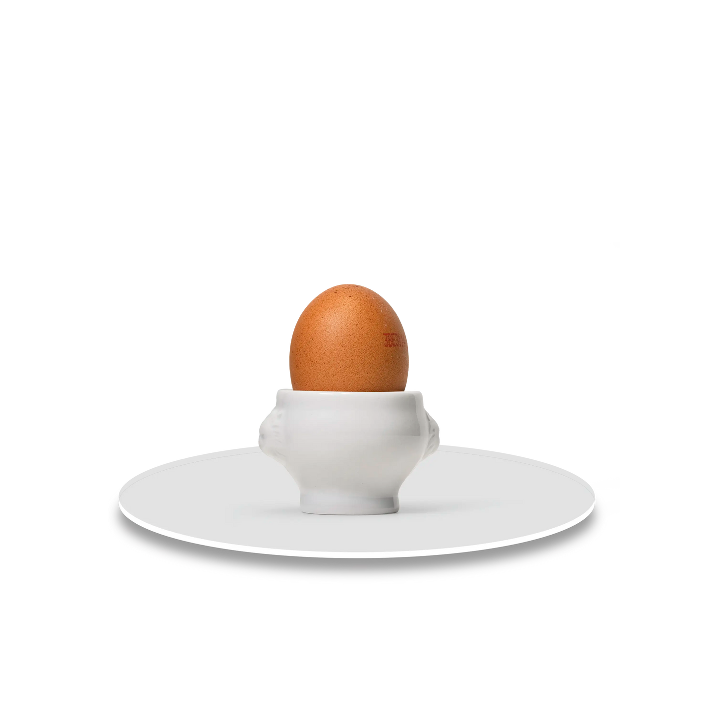 Gekookt eitje in porseleinen eidopje